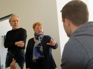 Rüdiger Dietz und Brigitte Muus in der sensorgesteuerten Testwohnung des Projektes "Cognitive Village - vernetztes Dorf".